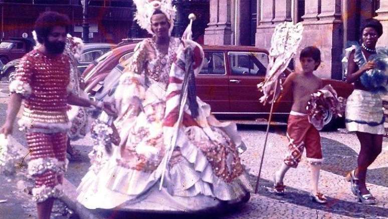 Foto de Carnaval de 1975 em que Eduardo Sim&atilde;o Pinto se reconheceu ao ver no Instagram