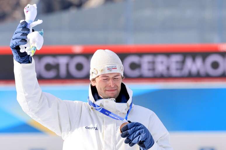 స్టర్లా లాగ్రీడ్ తన కన్నీళ్లను ఆపుకోలేక ప్రత్యక్షంగా క్షమాపణలు చెప్పింది