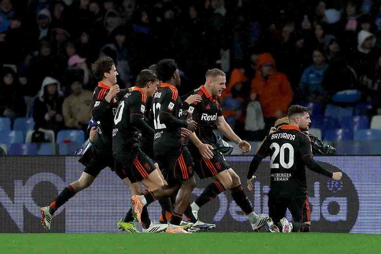 Time do Como faz a festa ap&oacute;s classifica&ccedil;&atilde;o em pleno Diego Armando Maradona &ndash;