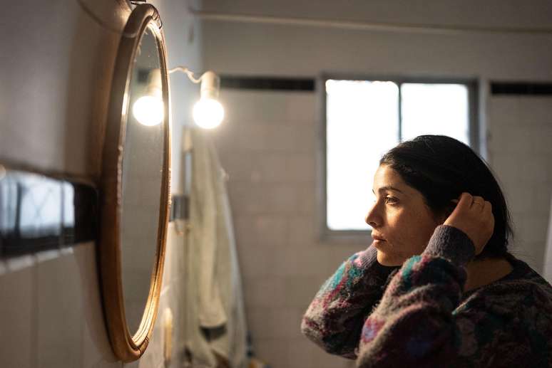 'O que assusta agora &eacute; que a IA n&atilde;o apenas permite que pessoas cegas fa&ccedil;am isso ao se comparar com descri&ccedil;&otilde;es de fotos de outros seres humanos, mas tamb&eacute;m com aquilo que a IA pode considerar a vers&atilde;o perfeita delas mesmas', diz Lewis-Smith