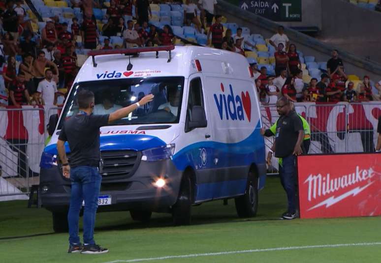 Momento que a ambul&acirc;ncia entra em campo &ndash;