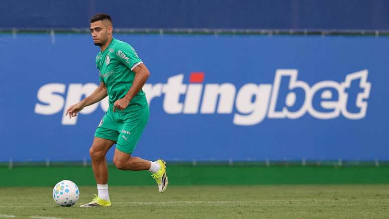 Andreas Pereira em a&ccedil;&atilde;o no treino do Palmeiras desta ter&ccedil;a-feira (10) &ndash;