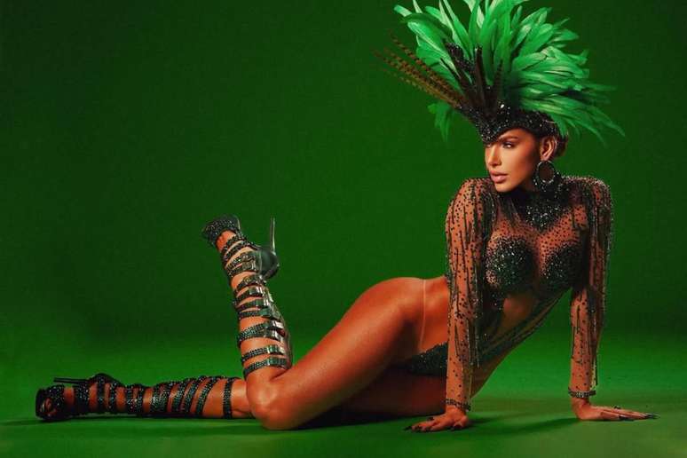 Erika Schneider posa para ensaio fotogr&aacute;fico com fantasia de carnaval