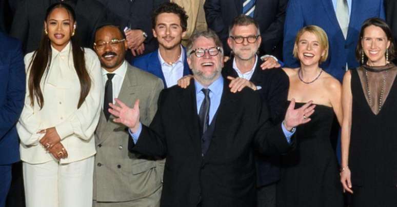 Zinzi e Ryan Coogler, Timoth&eacute;e Chalamet, Guillermo del Toro, Paul Thomas Anderson e Jessie Buckley, na foto oficial do Oscar 2026