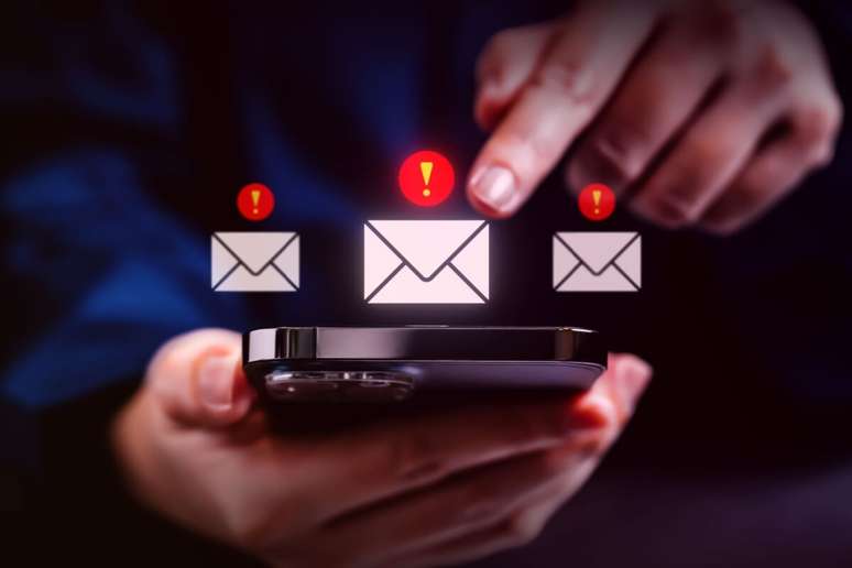 అత్యంత సాధారణ స్కామ్‌లలో అనుమానాస్పద కార్డ్ కొనుగోళ్ల గురించిన సందేశాలు ఉన్నాయి 