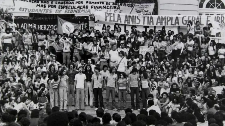 Protesto pela anistia de perseguidos pela ditadura militar em 1979, no Rio de Janeiro; lei viabilizou a volta de exilados pol&iacute;ticos
