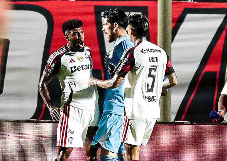 Jogadores do Flamengo comemoram p&ecirc;nalti defendido por Rossi &ndash;