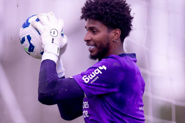 Hugo Souza muito bem cotado no estudo.