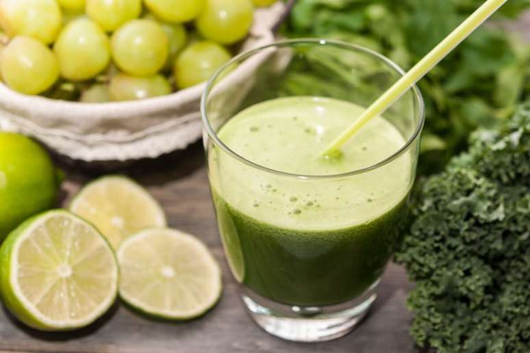 Suco verde de uva, alface e lim&atilde;o 