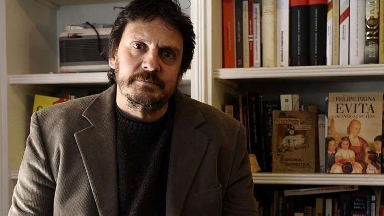 "Houve uma manipula&ccedil;&atilde;o que se tornou a hist&oacute;ria oficial das escolas", afirma o historiador Felipe Pigna