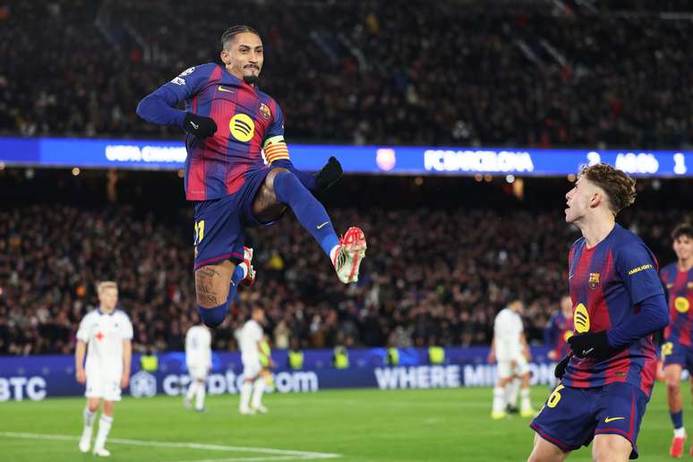 Raphinha comemorando um gol pelo Barcelona 