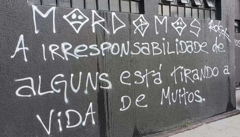 "Irresponsabilidade d&aacute; nisso": academia onde mulher morreu &eacute; pichada em SP Registros mostram fachada do estabelecimento completamente vandalizadas ap&oacute;s morte de mulher; prefeitura inciou processo de cassa&ccedil;&atilde;o da academia