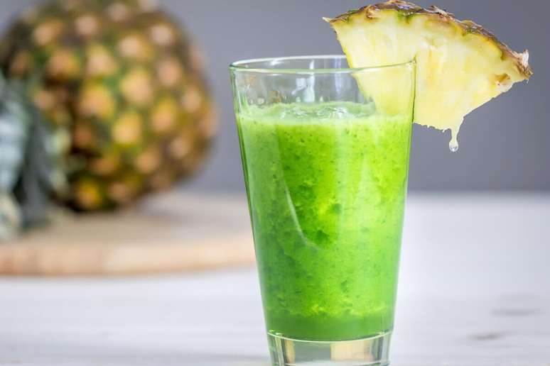 Suco verde de abacaxi e couve 