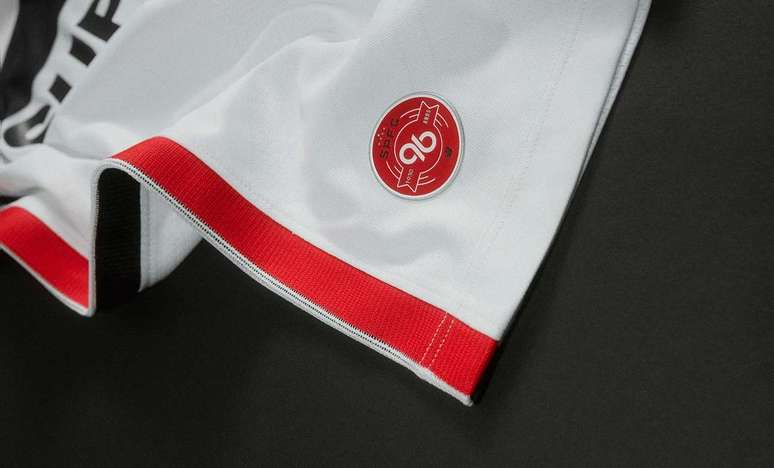 Detalhe da alus&atilde;o aos 96 anos na nova camisa do S&atilde;o Paulo 