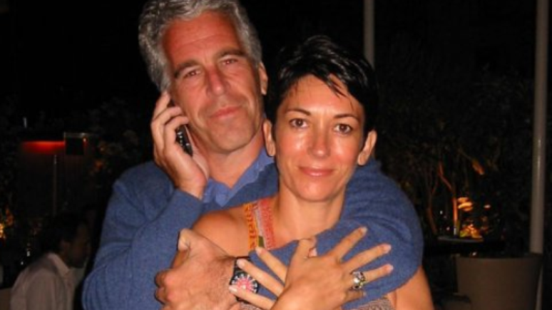 Jeffrey Epstein e Ghislaine Maxwell em uma foto divulgada pelo Departamento de Justi&ccedil;a dos EUA.
