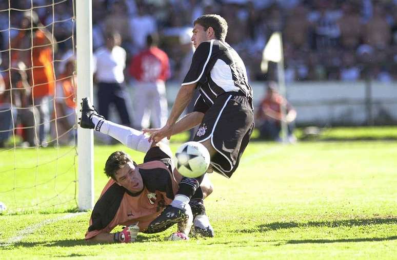 డోని ఫుట్‌బాల్‌లో కనిపించినప్పుడు, 2001 కాంపియోనాటో పాలిస్టా ఫైనల్‌లో బొటాఫోగో డి రిబీరో ప్రిటో షర్ట్ ధరించాడు -