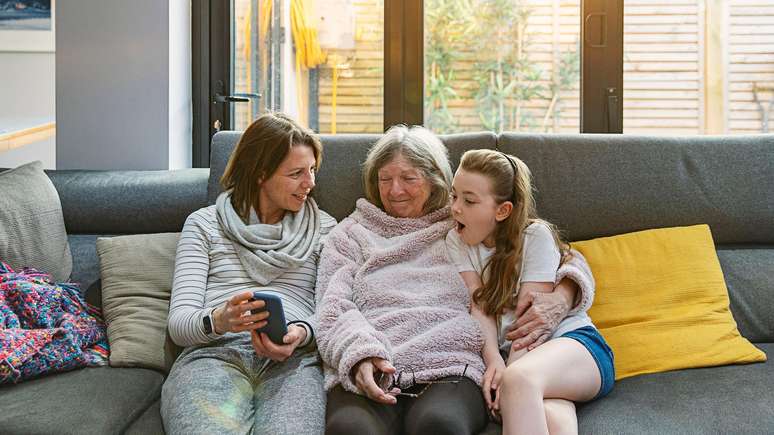 As condi&ccedil;&otilde;es atuais deixaram muitas pessoas da gera&ccedil;&atilde;o X como cuidadores dos filhos e dos pais ao mesmo tempo