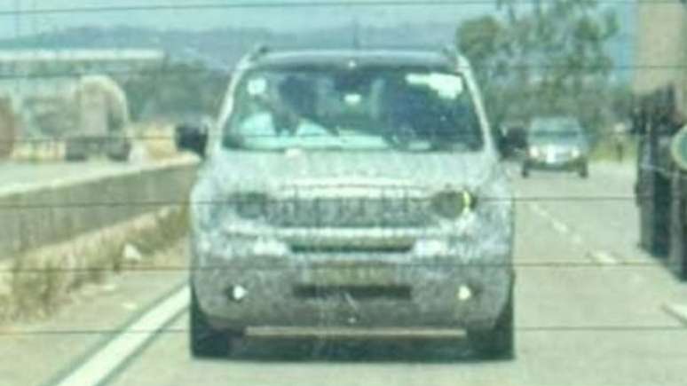 Jeep Renegade 2027 surge em testes e ser&aacute; h&iacute;brido no Brasil