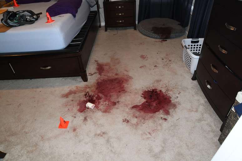 Foto tirada no quarto de Christine mostra manchas de sangue deixadas no carpete ap&oacute;s os crimes