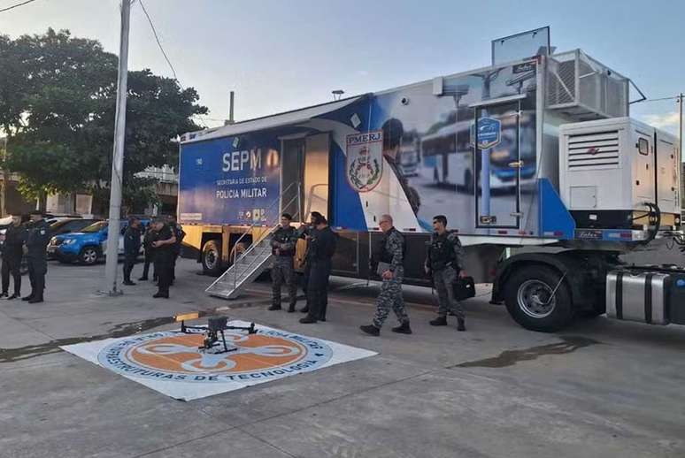 Carro-comando com drone de reconhecimento facial do Bepe &ndash;