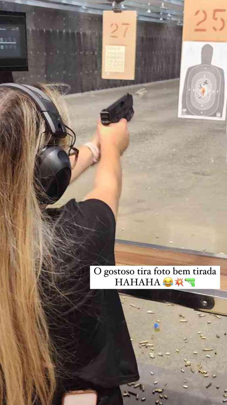Postada pela brasileira em suas redes sociais, imagem foi tirada no dia em que foi a um centro de pr&aacute;tica de tiro com o amante, segundo seu depoimento