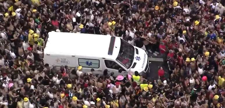 Ambul&acirc;ncia atravessa bloco pr&eacute;-carnaval na Rua da Carnaval, centro de S&atilde;o Paulo