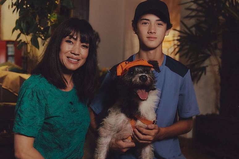 నల్ల కుక్క డబ్బాగా మారుతుంది.