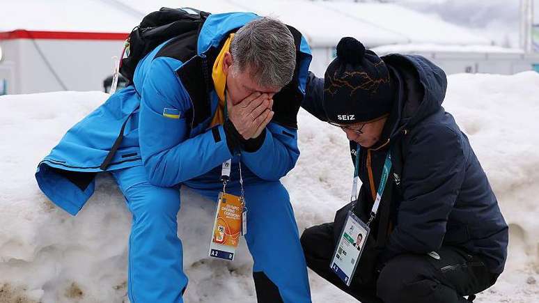 O pai de Heraskevych, Mykhailo, recebe o consolo de membros de outras federa&ccedil;&otilde;es ap&oacute;s a tomada da decis&atilde;o