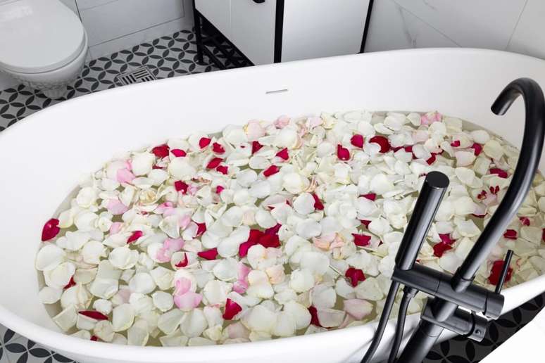 O banho com rosas brancas ou camomila pode ser feito como um gesto de autocuidado energ&eacute;tico 