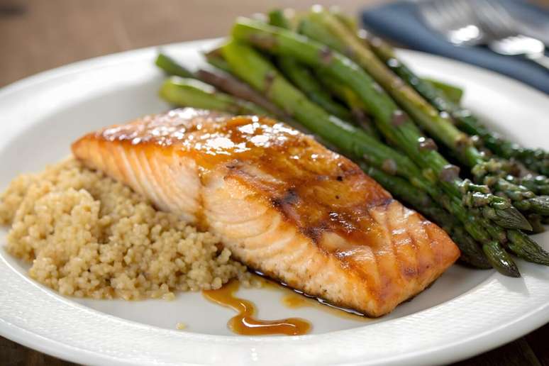 Salm&atilde;o grelhado com quinoa e aspargo ao forno 