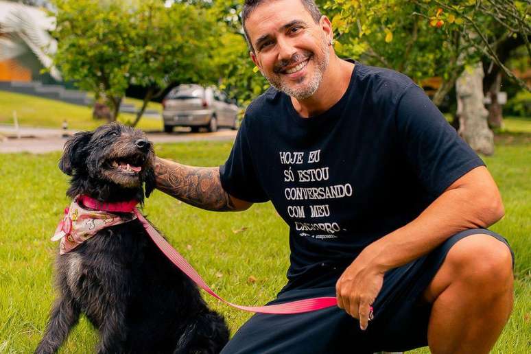 నల్ల కుక్క డబ్బాగా మారుతుంది.