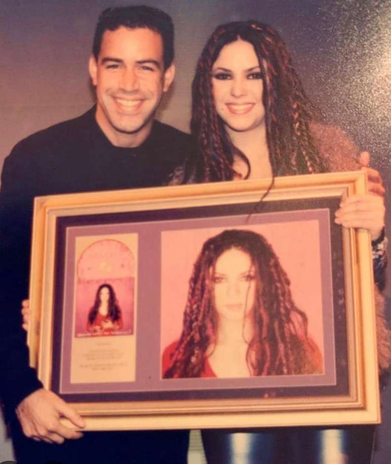 Luiz Calainho, que era diretor de marketing da Sony Music Brasil, ao lado de Shakira, em 1997