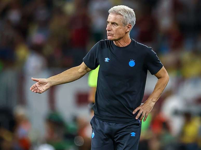 Lu&iacute;s Castro, t&eacute;cnico do Gr&ecirc;nio, vive momento de instabilidade &ndash; FOTO: LUCAS UEBEL/GREMIO FBPA