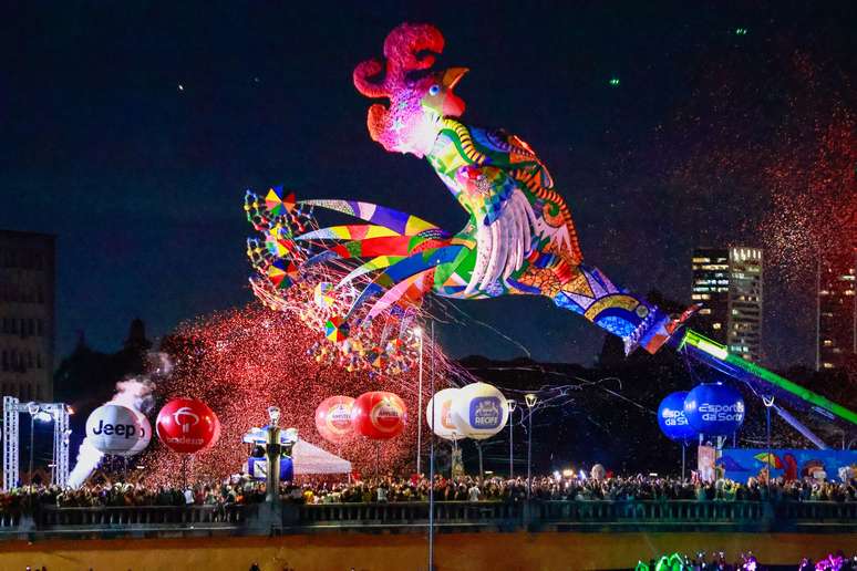 Galo da Madrugada subiu nesta quarta-feira no Recife