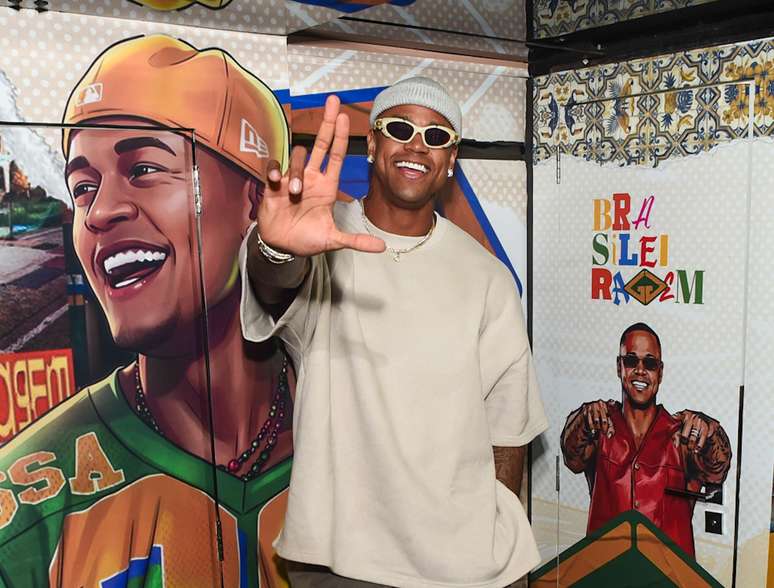 Leo Santana posa antes de puxar trio na Barra-Ondina 