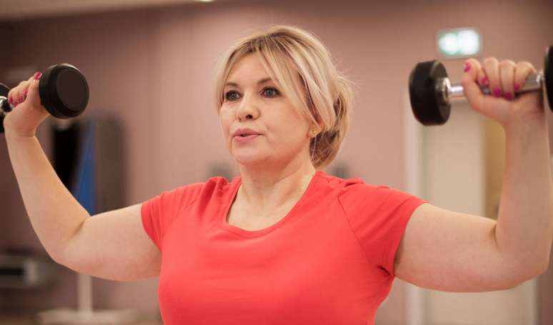 వీడ్కోలు, 50 ఏళ్ల తర్వాత చేతులు కుంగిపోవడం: శిక్షణ పొందిన వారు ఇంట్లో చేయాల్సిన 3 ప్రాథమిక వ్యాయామాలను వివరిస్తారు.