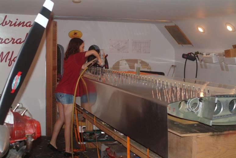 Pasterski construindo o avi&atilde;o na garagem de casa, quando tinha 13 anos