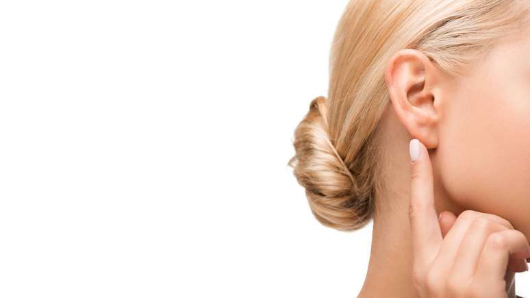 Na pr&aacute;tica cl&iacute;nica, observa-se o sinal de Frank durante o exame f&iacute;sico, muitas vezes de forma casual, enquanto o profissional avalia a cabe&ccedil;a e o pesco&ccedil;o do paciente &ndash; depositphotos.com / HayDmitriy