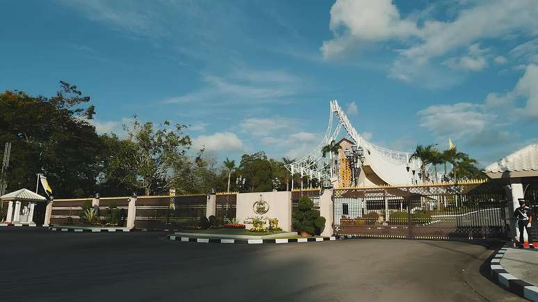 Com mais de 200 mil m&sup2;, cerca de 1.700 quartos, mesquita privada, helipontos e uma frota de carros de luxo, ele simboliza a uni&atilde;o entre poder, f&eacute; e riqueza do pa&iacute;s &ndash; Wikimedia Commons/ Pachenko10