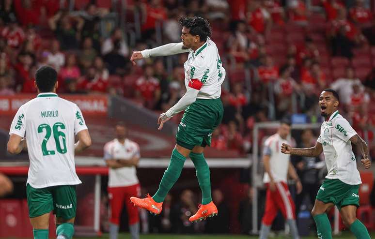 Andreas Pereira cobrou o escanteio do gol de Gustavo G&oacute;mez (foto) diante do Internacional &ndash;