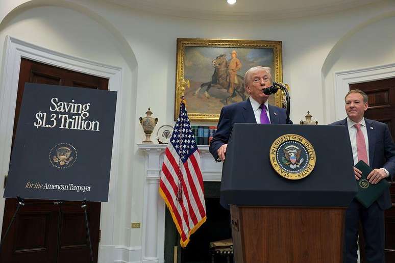 O presidente dos Estados Unidos, Donald Trump, acompanhado do diretor da Ag&ecirc;ncia de Prote&ccedil;&atilde;o Ambiental (EPA), Lee Zeldin, faz um an&uacute;ncio na Sala Roosevelt da Casa Branca, em Washington D.C., em 12/2/26