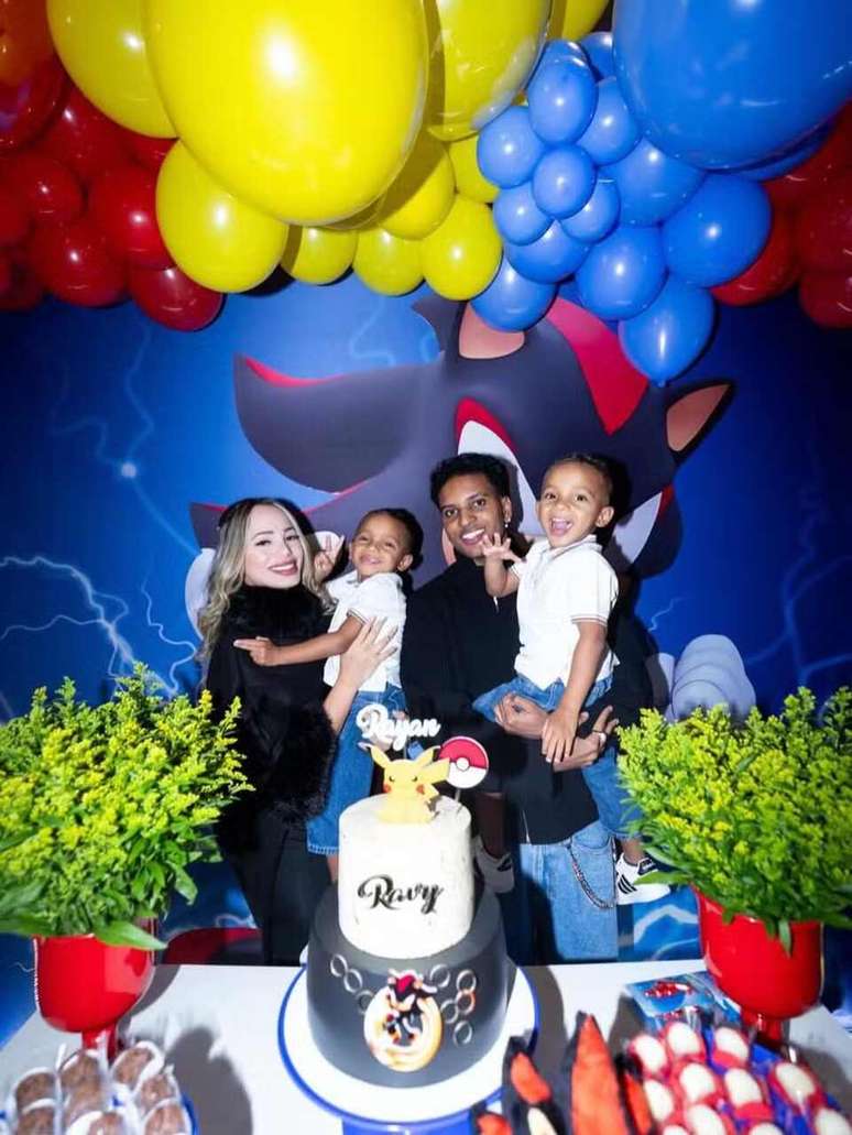 Rodrygo posa para foto ao lado da ex-affair e de seus filhos na festa de anivers&aacute;rio dos quatro anos dos g&ecirc;meos &ndash;