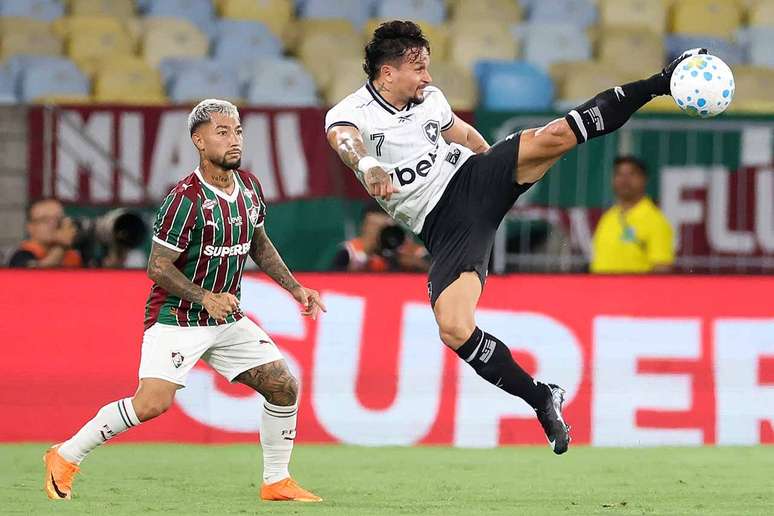 Artur e Acosta disputam a bola no cl&aacute;ssico desta quinta-feira &ndash;