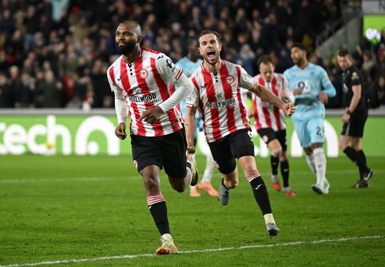 Igor Thiago comemorando um gol do Brentford 