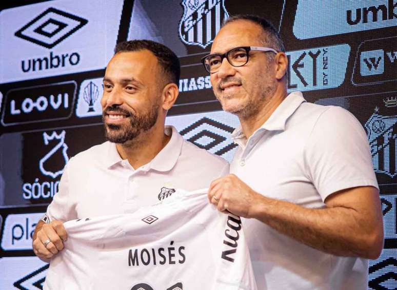 Mois&eacute;s foi apresentado pelo Santos com participa&ccedil;&atilde;o do ex-atacante Alberto (&agrave; direita) &ndash;