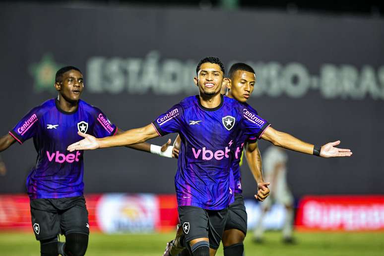 Um grupo formado por jogadores jovens chegou na Bol&iacute;via 