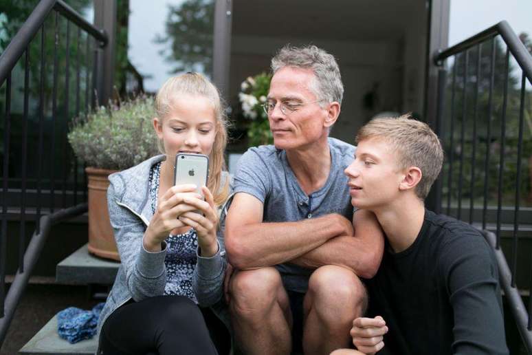 Pesquisadora aponta que pais devem dar oportunidade aos filhos de fazerem tarefas que eles consideram dif&iacute;ceis, como marcar uma consulta por telefone