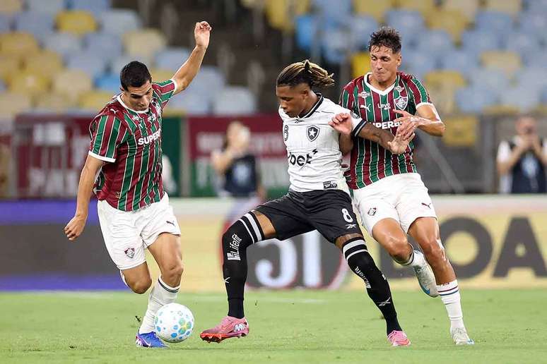Danilo disputa bola no cl&aacute;ssico diante do Fluminense &ndash;