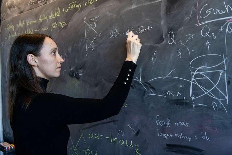 Pasterski entrou no MIT aos 17 anos e, em 2021, integrou o Instituto Perimeter, um dos principais centros de pesquisa dedicados &agrave; f&iacute;sica no mundo