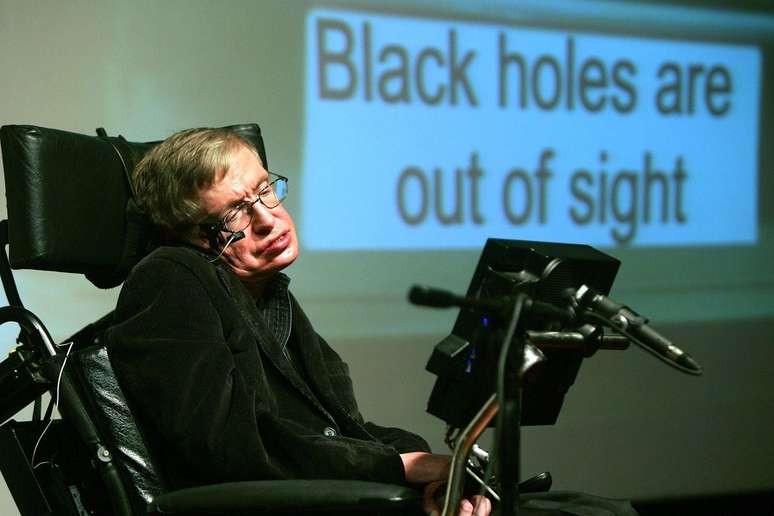 Trabalhos em que Pasterski participou com outros pesquisadores foram citados por Stephen Hawking